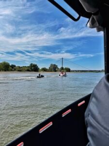 FW-NE: Manövrierunfähiger Jetski auf dem Rhein | Sicher in den Hafen geschleppt