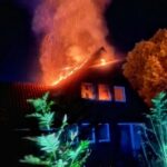 FW-NE: Dachstuhlbrand in leerstehendem Einfamilienhaus | Keine Verletzten