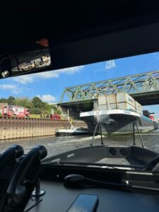 FW-NE: Binnenschiff kollidierte mit Brückenpfeiler der Hammer-Eisenbahnbrücke | Feuerwehr verhindert Untergang des Schiffs