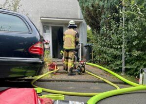 FW-E: Kellerbrand in Essen-Überruhr – Menschenrettung über Drehleiter