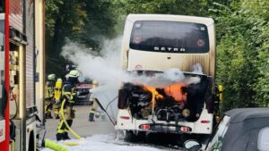 FW-E: Brennender Reisebus – Menschenrettung konnte anfangs nicht ausgeschlossen werden