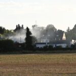 FW Pulheim: Heckenbrand bedroht Bungalow