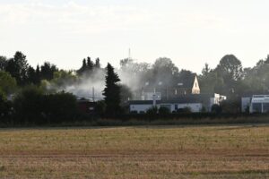 FW Pulheim: Heckenbrand bedroht Bungalow