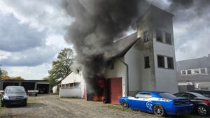 FW-MK: PKW Brand im Gebäude