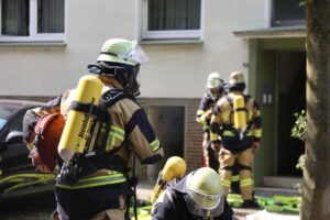 FW-E: Kellerbrand in einem Mehrfamilienhaus – zahlreiche Menschen betroffen