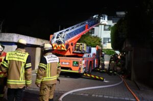 FW Stuttgart: Brand in Mehrfamilienhaus