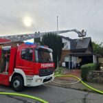 FW-RD: Dachstuhlbrand in Büdelsdorf – 70 Einsatzkräften löschten das Feuer