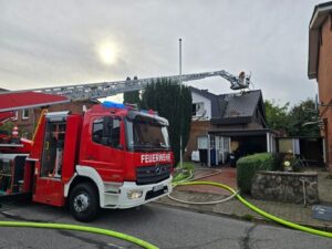 FW-RD: Dachstuhlbrand in Büdelsdorf – 70 Einsatzkräften löschten das Feuer