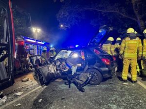 FW Osterholz-Scharm.: Pkw kollidiert frontal mit Linienbus