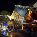 FW Bremerhaven: Dachstuhlbrand in ehemaligem Wohn- und Geschäftsgebäude