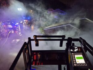 FW-WRN: FEUER_3 – LdF – LZ1 – LZ3 – TOJ Lünen – Garagenbrand / mehrere brennende Mülltonnen