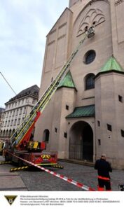 FW-M: Mann vom „Alten Peter“ gerettet (Altstadt)