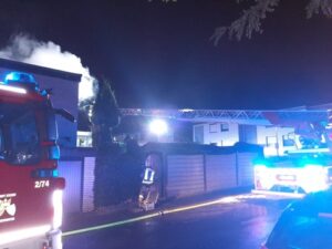 FW-E: Wohnungsbrand mit Menschenrettung – Eine Person verstorben