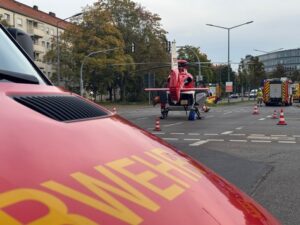 FW Dresden: Schwerer Verkehrsunfall zwischen einer Straßenbahn und einem PKW