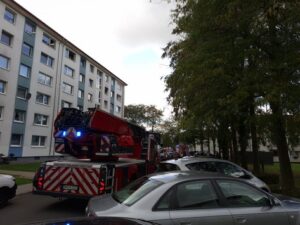 FW Düren: Feuer im Mehrfamilienhaus – Menschenleben in Gefahr