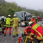 KFV-CW: Frontalzusammenstoß zwischen Omnibus und Kleintransporter / Beide Fahrer schwer verletzt / Bundesstraße B 463 gesperrt