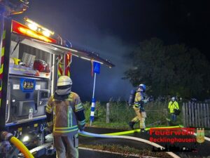 FW-RE: Erstmeldung: Brand von mehreren Strohballen auf einem landwirtschaftlichen Betrieb – Feuerwehr im Großeinsatz