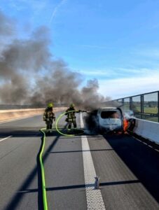 FW Ratingen: Brennender PKW auf Ruhrtalbrücke – Feuerwehr Ratingen im Einsatz