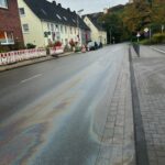 FW-EN: Intensive Ölspur in der gesamten Innenstadt – Auch Bundesstraße nach Dortmund betroffen – Feuerwehr fünf Stunden im Einsatz.