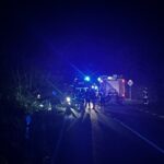 FW Ense: PKW kollidiert frontal mit Baum / Feuerwehr befreit eingeschlossenen Fahrer nach Alleinunfall