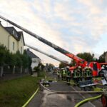 FW Rösrath: Dachstuhlbrand in Mehrfamilienhaus