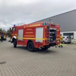 FW Grevenbroich: Feuerwehr löscht Fahrzeugbrand in Halle in Grevenbroich