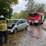 FW-E: Schwerer Verkehrsunfall – Pkw durchbricht Leitplanke und droht Abhang abzurutschen