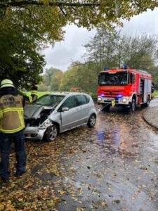 FW-E: Schwerer Verkehrsunfall – Pkw durchbricht Leitplanke und droht Abhang abzurutschen