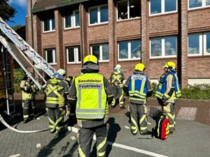 FW Hünxe: Mehrere Verletzte nach Kellerbrand – Feuerwehr übt im Rathaus Hünxe