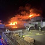 FW Hünxe: Erstmeldung: Halle eines Gewerbebetriebs in Vollbrand