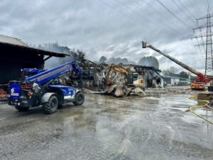 FW Hünxe: Folgemeldung: Halle eines Gewerbebetriebs in Vollbrand