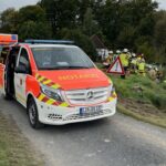 FF Bad Salzuflen: Mann wird in Wüsten unter Rasenmäher-Traktor eingeklemmt / Feuerwehr und Rettungsdienst sind mit 25 Kräften im Einsatz