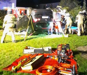 FW Bremerhaven: Verkehrsunfall im Stadtgebiet – Feuerwehr Bremerhaven rettet Unfallopfer aus PKW