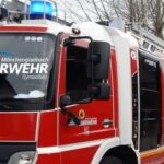 FW-MG: Brennender PKW in Garagenhof