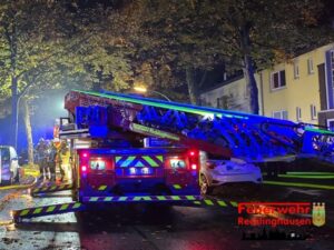 FW-RE: Kellerbrand im Mehrfamilienhaus mit 2 schwer verletzten Person – Feuerwehr und Rettungsdienst im Großeinsatz