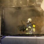 FW Celle: Zimmerbrand in voller Ausdehnung, drohender Flammenüberschlag ins Obergeschoss, 15 betroffene Personen – Feuerwehr und Rettungsdienst waren am Mittwochabend im Einsatz!