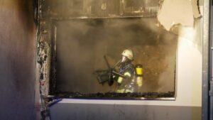 FW Celle: Zimmerbrand in voller Ausdehnung, drohender Flammenüberschlag ins Obergeschoss, 15 betroffene Personen – Feuerwehr und Rettungsdienst waren am Mittwochabend im Einsatz!