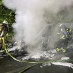 FW-EN: Transporter brannte auf der Wittener Landstraße – Feuerwehr löscht mit einem C-Rohr und mit Schaum – Straße beschädigt