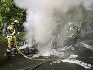 FW-EN: Transporter brannte auf der Wittener Landstraße – Feuerwehr löscht mit einem C-Rohr und mit Schaum – Straße beschädigt