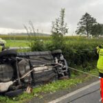 FW Ense: Familie nach Verkehrsunfall in PKW eingeschlossen / Feuerwehr übernimmt technische Rettung