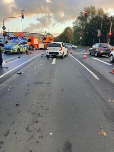 FW Bergheim: Zwei Verletzte nach Verkehrsunfall in Bergheim Besatzung eines Krankenwagens als Ersthelfer vor Ort – Landstraße teilweise gesperrt