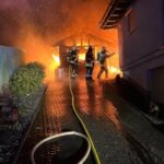 FW-OE: Gartenlaubenbrand in Obervalbert – Feuerwehr verhindert Ausbreitung auf Dachstuhl eines Wohnhauses