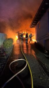 FW-OE: Gartenlaubenbrand in Obervalbert – Feuerwehr verhindert Ausbreitung auf Dachstuhl eines Wohnhauses