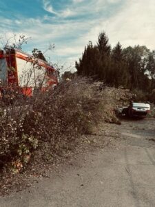 FW-DT: Alleinunfall auf der Paderborner Straße – Auto bleibt auf Dach liegen