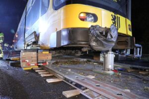 FW Dresden: Straßenbahn gleiste aus – Feuerwehr die ganze Nacht im Einsatz