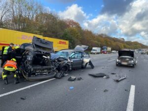 FW-OB: Verkehrsunfall auf der A3 – Feuerwehr befreit Fahrer aus Fahrzeug