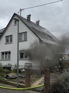 FW-OG: Brand in Einfamilienhaus – WG-Zimmer ausgebrannt