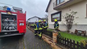 FW VG Westerburg: Gemeldeter Gebäudebrand in Halbs entpuppt sich als Kaminbrand