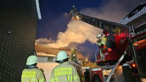 FW Burscheid: Dachstuhlbrand zerstört Wohnhaus