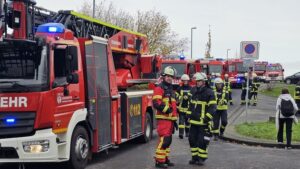 FW Königswinter: Kellerbrand mit starker Verrauchung im Gymnasium Oberpleis entpuppt sich als brennende Türklinken an der Zugangstür zum Heizungskeller.